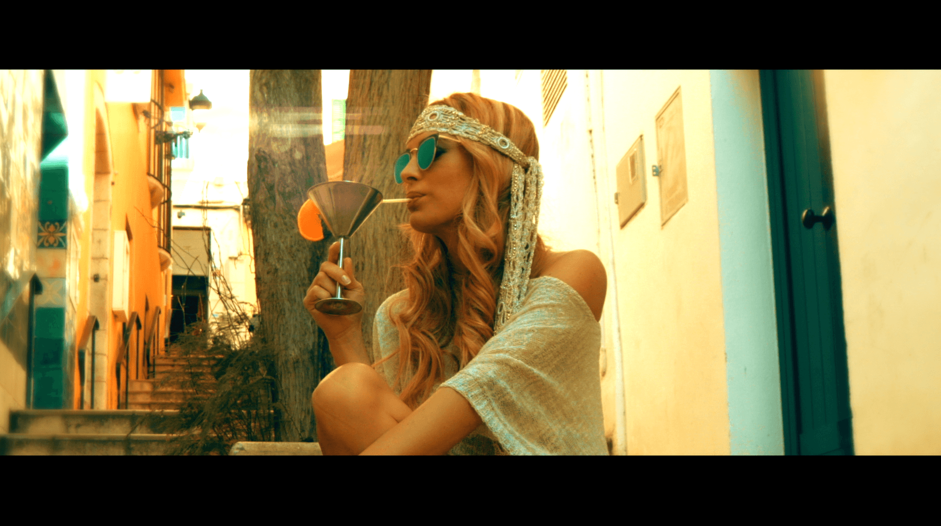Video clip para Romy low, Henry Méndez, Leoni Torres — Videoclip "Romy low, Henry Méndez, Leoni Torres - Otra copita"